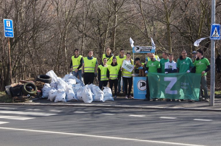 Piráti a Zelení zbavili ulici Pod Lajsníkem odpadků. Další „úklid“ bude pokračovat na mosteckém zastupitelstvu.